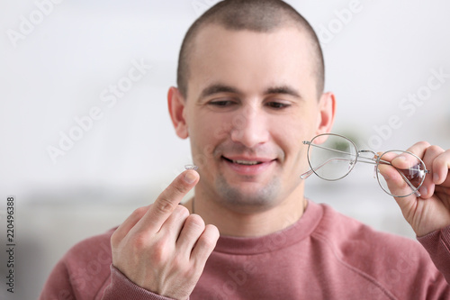 Young man holding contact l...