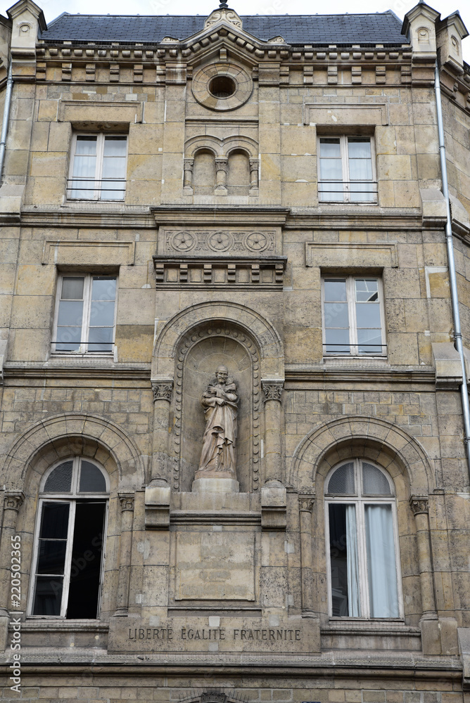 Statue de saint Joseph à Paris, France