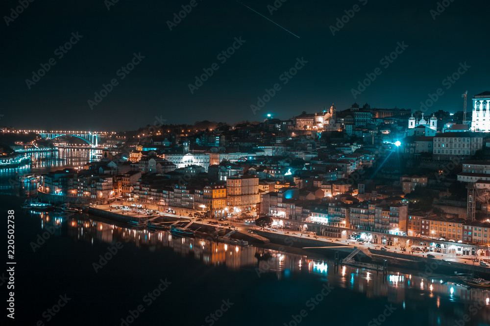 ciudad de oporto en el puente a la noche. porto City from the bridge at night. Portugal