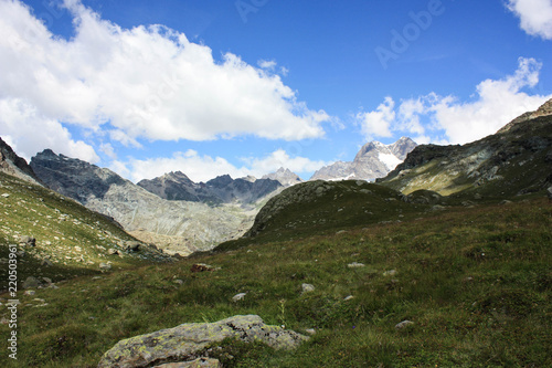 Paesaggio di montagna con vista sulle cime e cielo azzurro 