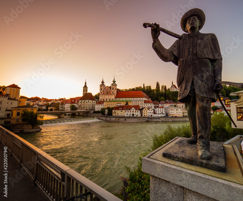 Tableau sur toile Österreich, Oberösterreich, Steyr am Abend