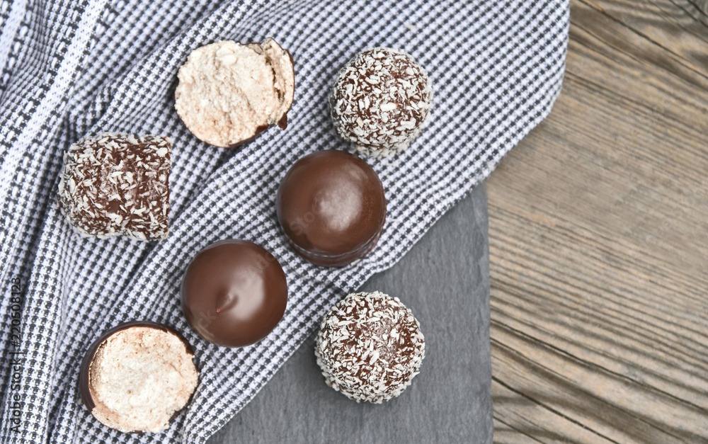 A Schwedenbombe (Sweden bomb) is made up of marshmallowy egg-white foam that is placed on a wafer base and then coated with chocolate and sometimes sprinkled with coconut flakes. A Schwedenbombe (Sweden bomb) is made up of marshmallowy egg-white foam that is placed on a wafer base and then coated with chocolate and sometimes sprinkled with coconut flakes.