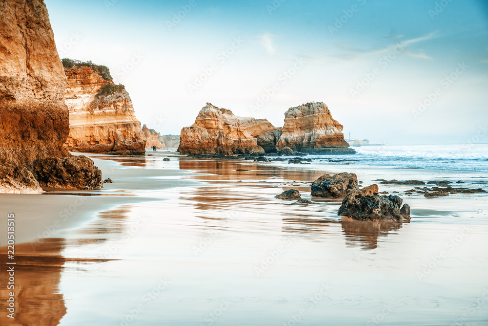 Naklejka premium piękny oceaniczny krajobraz, wybrzeże Portugalii, Algarve, skały na piaszczystej plaży, popularne miejsce podróży po Europie