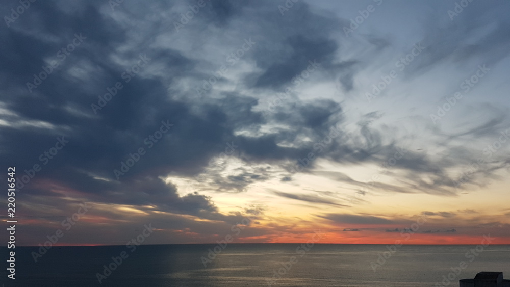 Alba sole sopra mare di Porto Recanati, Italy