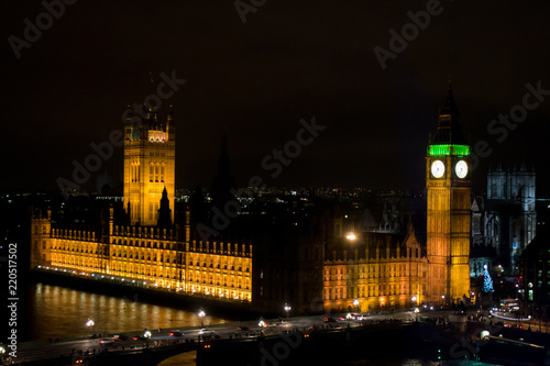 Vista aerea di notte della Casa del Parlamento  la torre Big Ben e il Westminster bridge dal London Eye  Londra  Regno unito