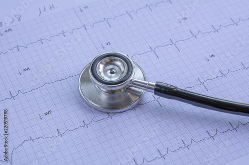 Estetoscopio en el fondo del papel cuadriculado del electrocardiograma (ECG / EKG) en el hospital.