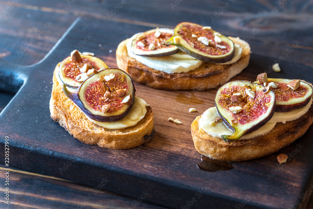 Toasts with cheese and figs Toasts with cheese and figs