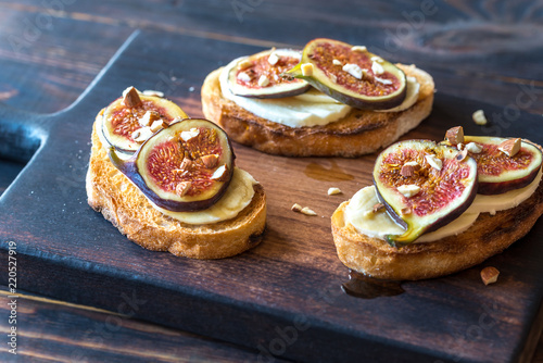 Toasts with cheese and figs