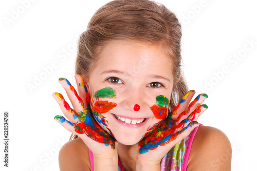 Mädchen mit bemalten Händen Fingerfarben lacht Nahaufnahme