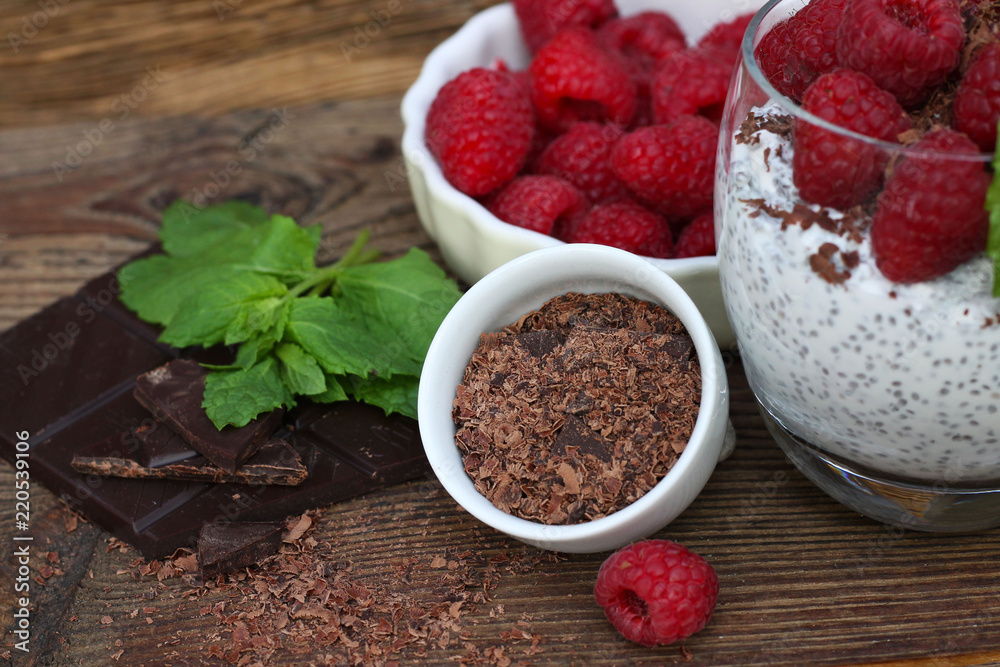 jogurt naturalny chia z malinami i wiórkami czekolady jogurt naturalny chia z malinami i wiórkami czekolady