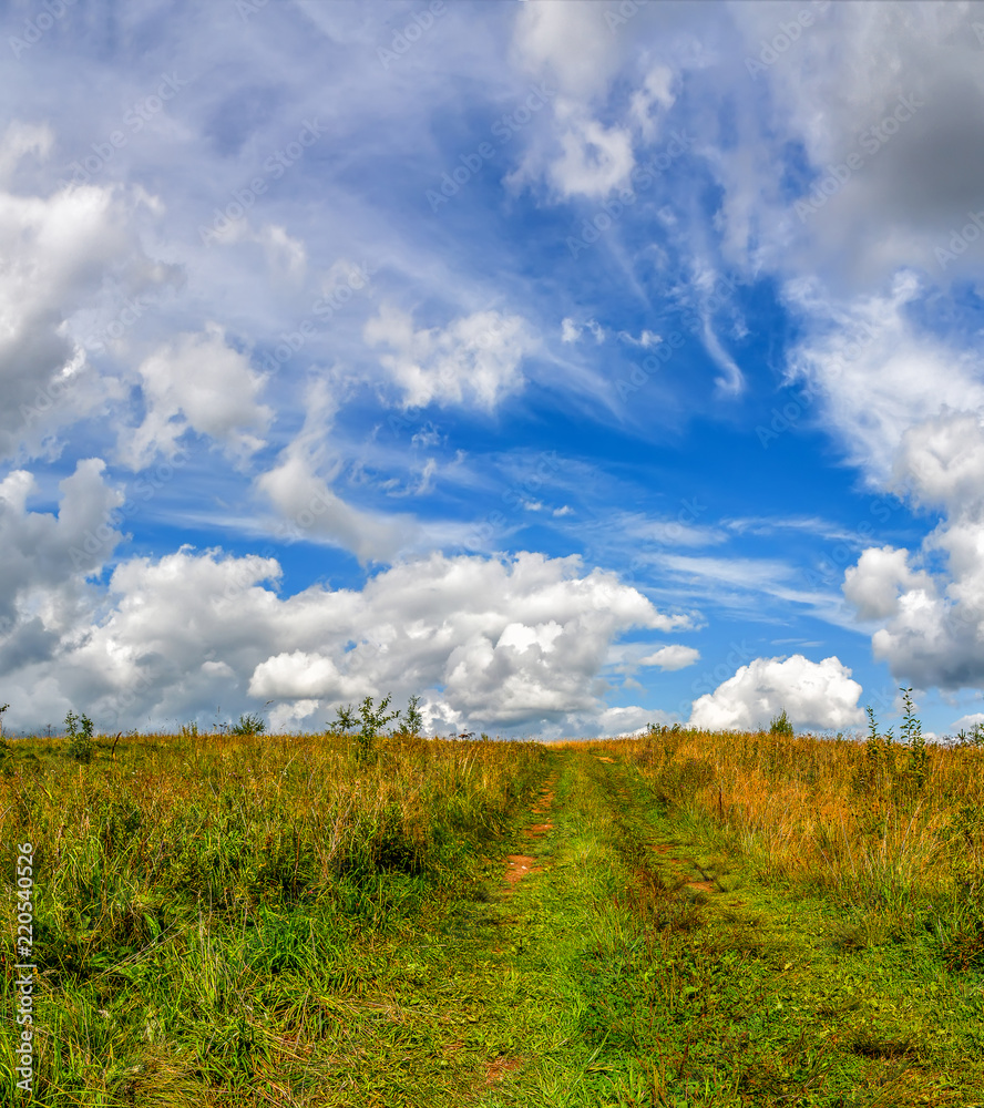 Obraz premium Landscape with clouds in the summer sky. The last days of August.