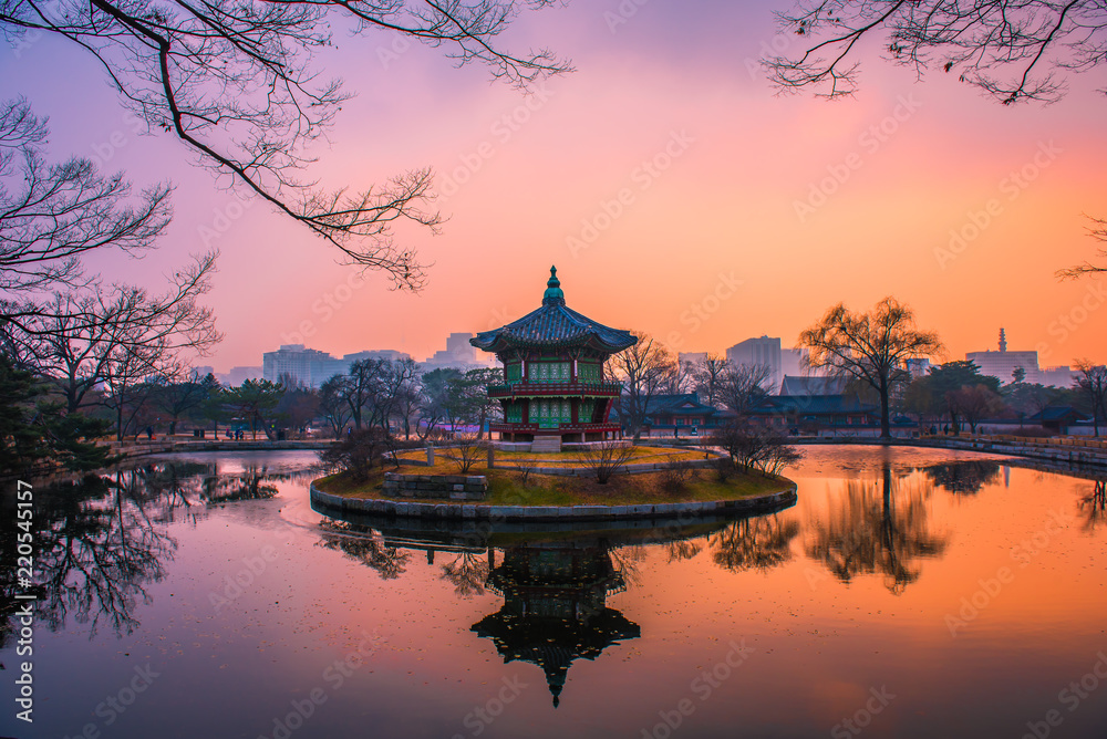 Obraz premium pagoda in gyeongbokgung palace seoul korea