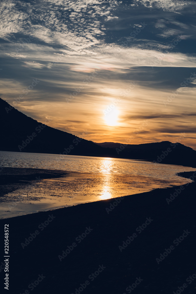 paisaje del atadecer en el mar y montaña paisaje del atadecer en el mar y montaña