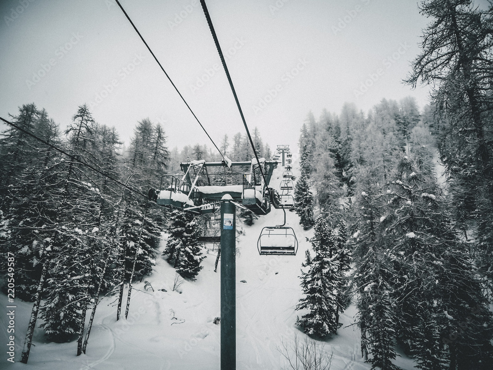 Obraz premium funicular de nieve en la montaña en las pista de esqui