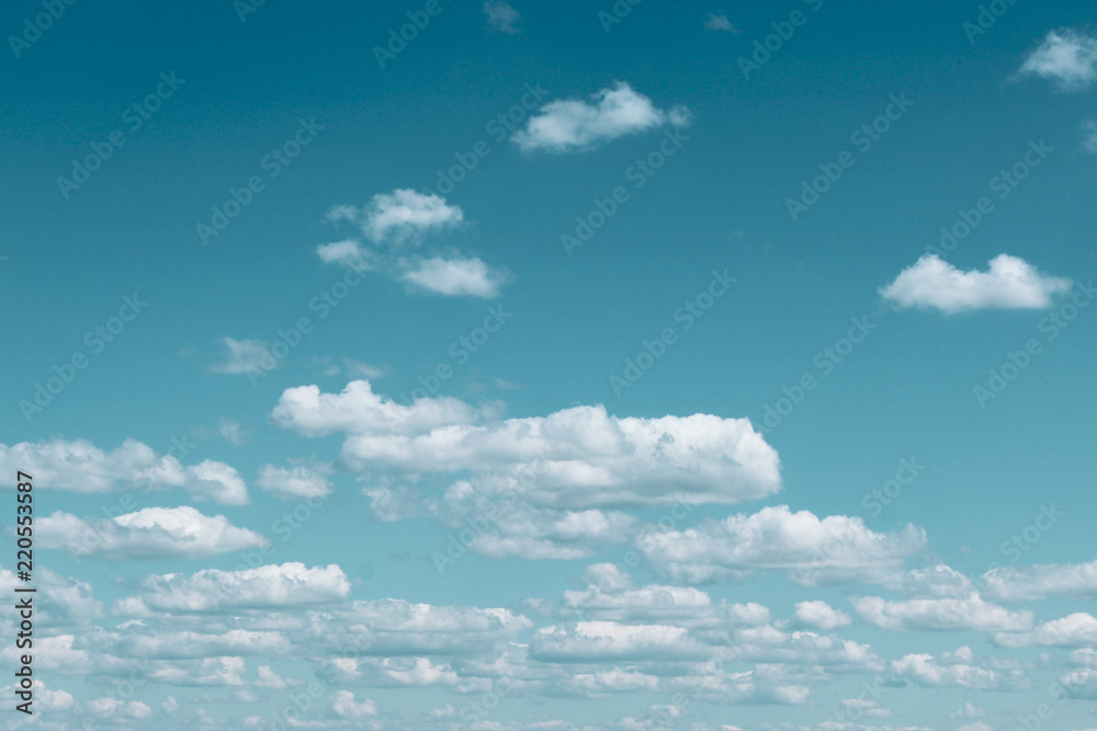 Sommerlicher blauer Himmel mit Schäfchenwolken Sommerlicher blauer Himmel mit Schäfchenwolken