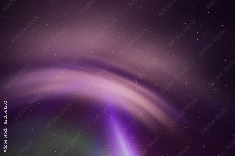 Obraz premium Aurora Borealis corona and stars overhead in the night sky.
