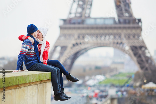 Photography Happy couple near the Eiffel tower on a winter day
