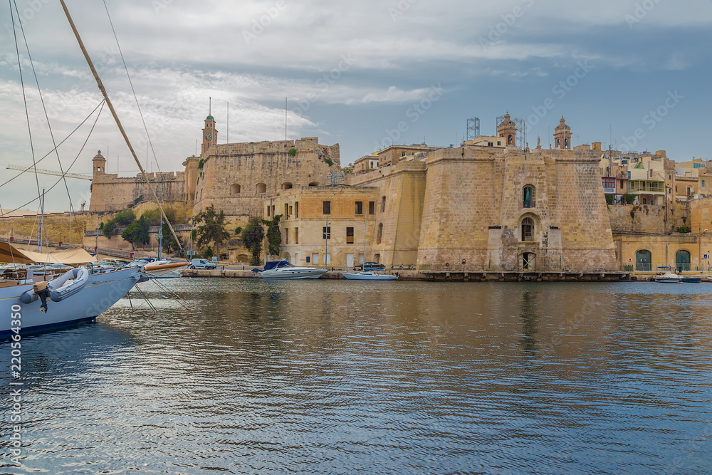 Senglea (Isla), Malta. Bastion (XVII century.) On the shore of the bay