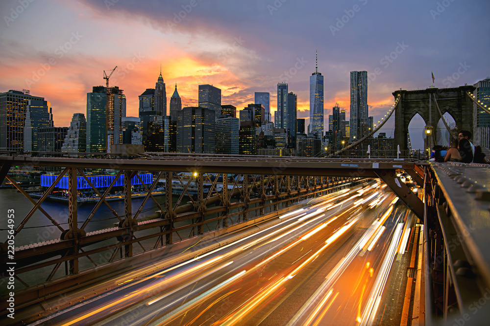 Fototapeta premium Nowy Jork City / USA - JUL 10 2018: Lower Manhattan widok od mosta brooklyńskiego przy zmierzchem