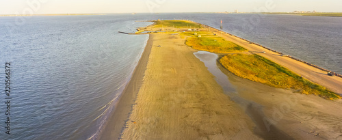 Foto Panorama aerial view famous Texas City Dike, a levee that projects nearly 5miles south-east into mouth of Galveston Bay