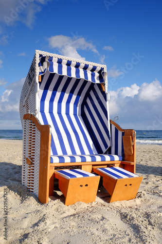 Obraz na płótnie Kosze plażowe na plaży w Kołobrzegu w salonie