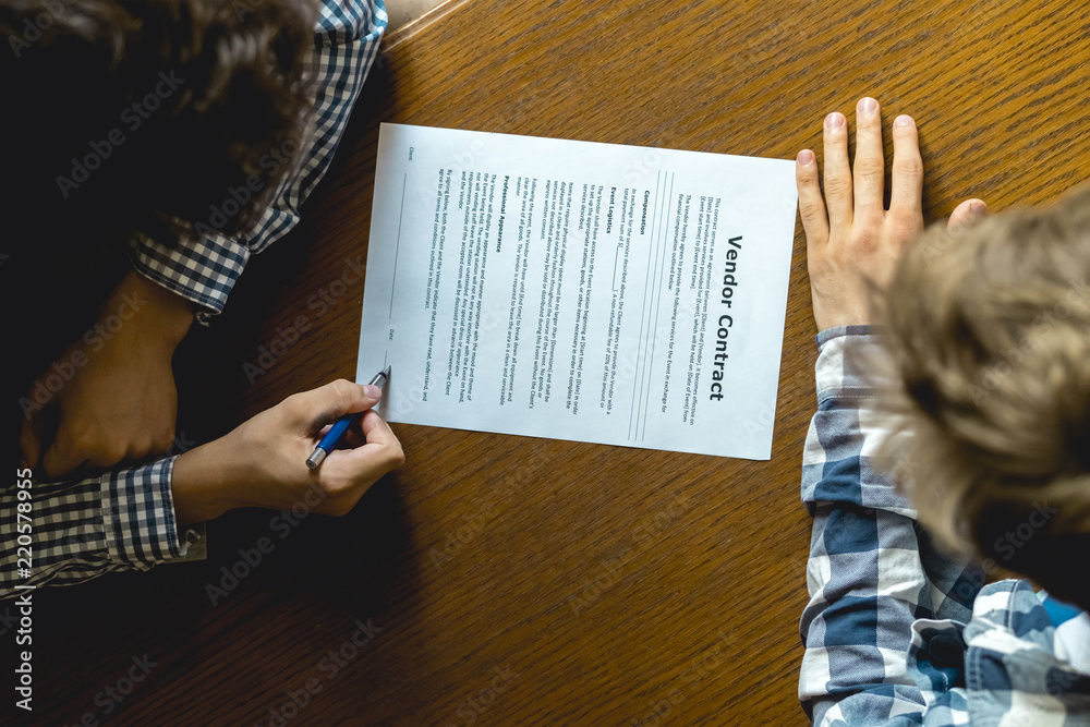 Naklejka premium close up hand sign vendor contract on table for the new house, concept