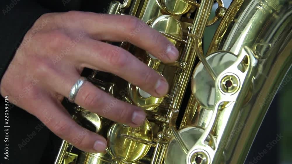 Músico tocando saxofón