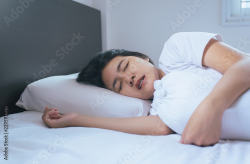 Cuadro en lienzo Women sleeping on the bed and grinding teeth,Female tiredness and stress