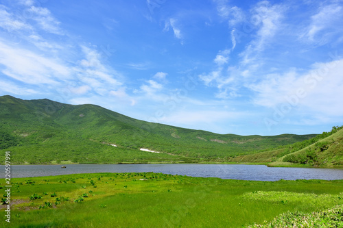 知床 秘境 羅臼湖、知西別岳を望む 