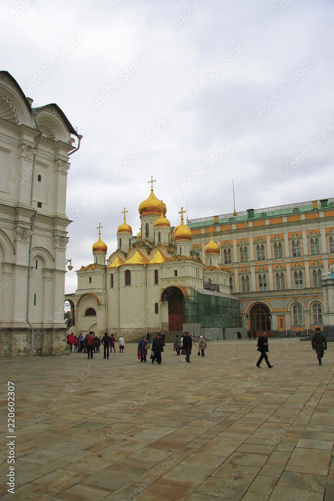 Obraz premium Moscow Kremlin fortress and Kremlin Cathedral inside an autumn time