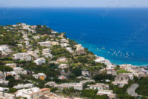 Veduta idilliaca di Capri sul mar Tirreno, Campania, Italia