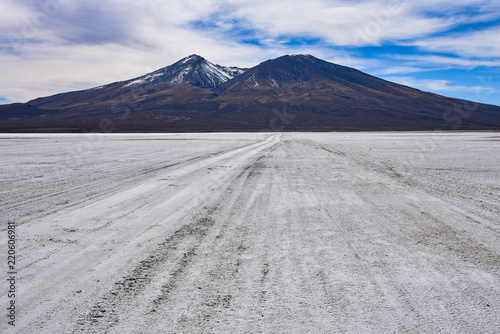 Tableau sur toile The Salar de Chiguana salt flats, near San Juan in the Nor Lipez province, Uyuni