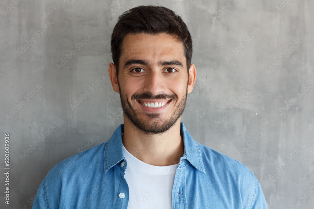 Obraz premium Close up portrait of young happy smiling friendly man