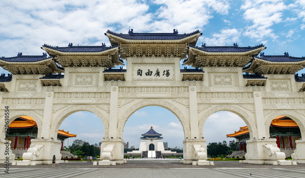 Obraz premium Taipei, Taiwan. 28-April-2018. Famous landmark building Chiang Kai-Shek Memorial Hall viewable in the middle of the arches