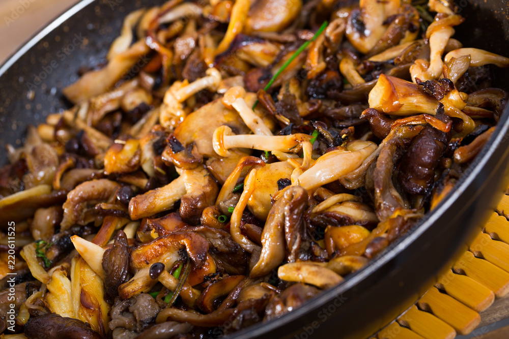 Fototapeta premium Mushrooms freshly fried in oil with onion