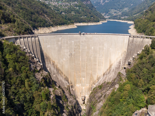 Fotografering The Contra Dam is a slender arch dam in Swiss Alps