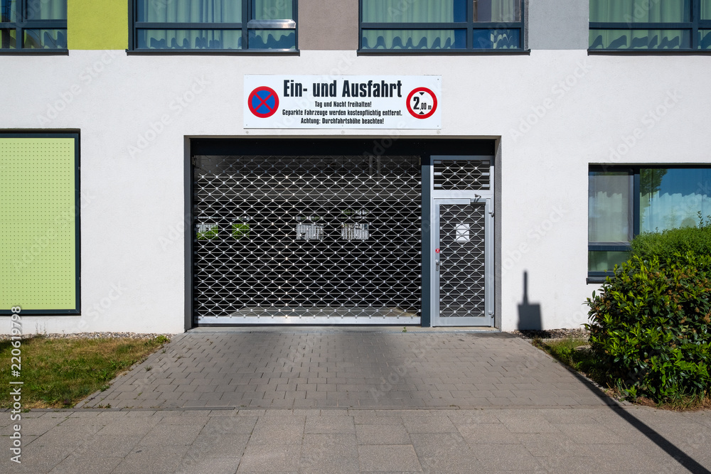 geschlossenes Gitter Rolltor Einfahrt Tiefgarage geschlossenes Gitter Rolltor Einfahrt Tiefgarage