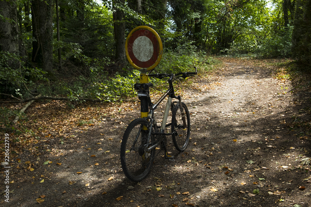 Panneau de signalisation avec vélo Stock Photo | Adobe Stock