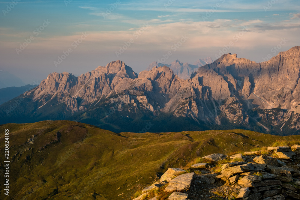 Sonnenaufgang über den Dolomiten in Sexten