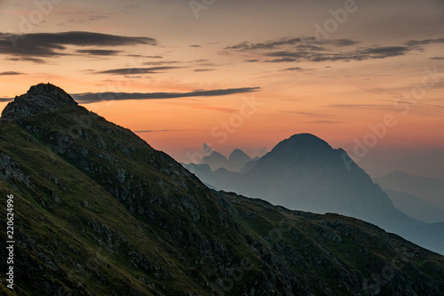 Stimmungsvoller Sonnenaufgang in den österreichischen Bergen