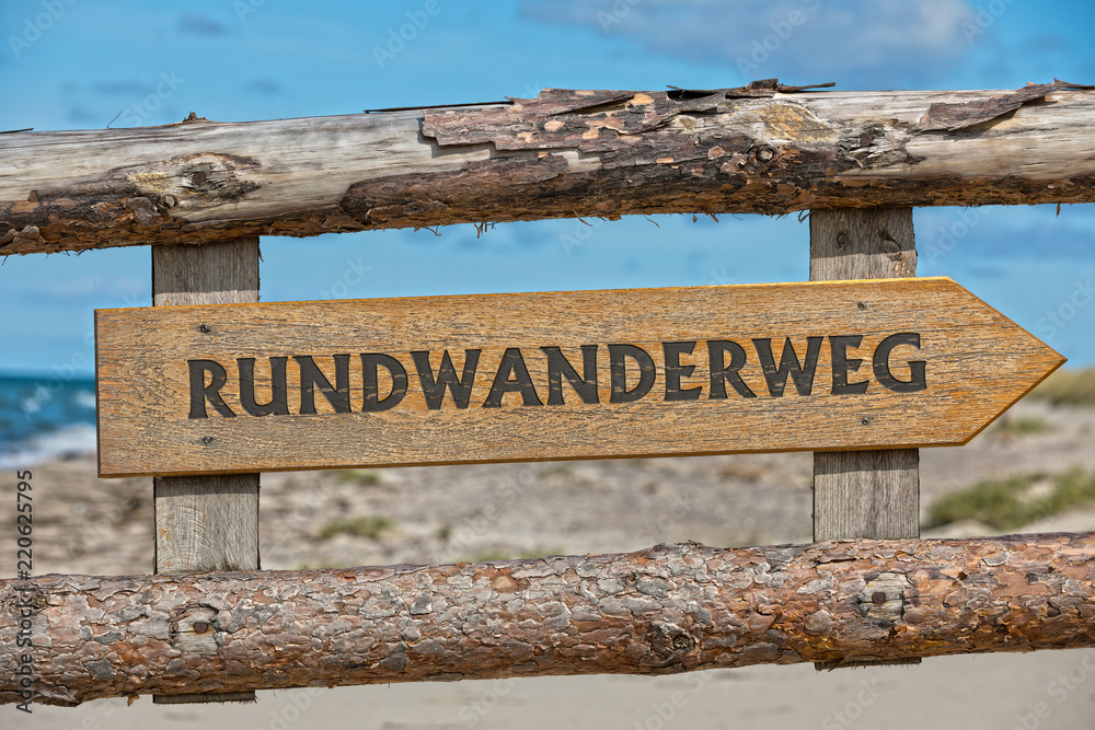 Fototapeta premium Rundwanderweg, Schild aus Holz am Ostseestrand