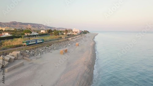 Wallpaper Mural Piccolo treno passeggeri in transito in riva al mare sulla spiaggia. Vista aerea.  Torontodigital.ca