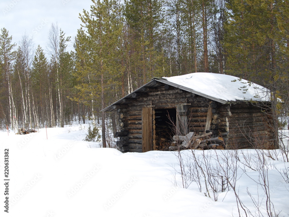 Verschneite Hütte in Finnland