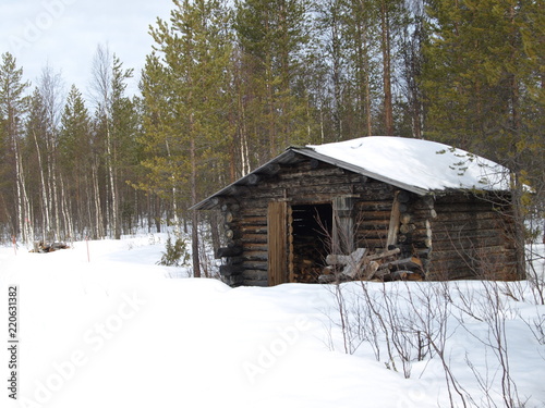 Verschneite Hütte in Finnland © Cornelia