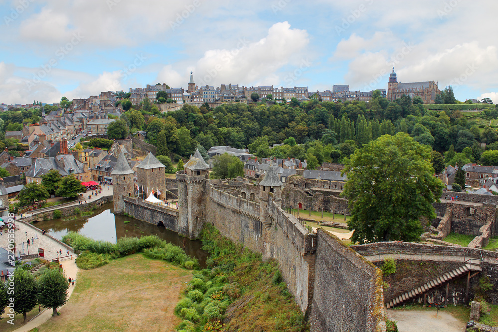 Festung von Fougères mit historischer Altstadt im Hintergrund