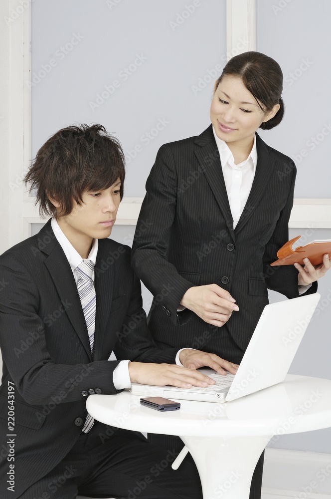 パソコンワークをこなすビジネスマンたち