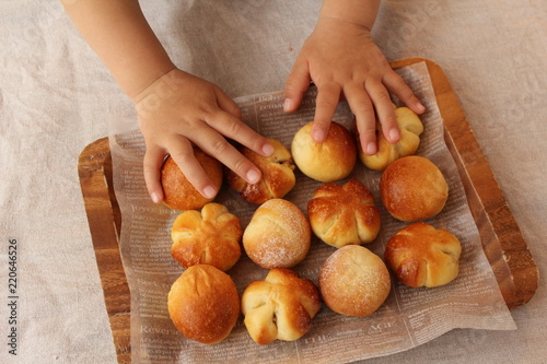 小さなパンと小さな手