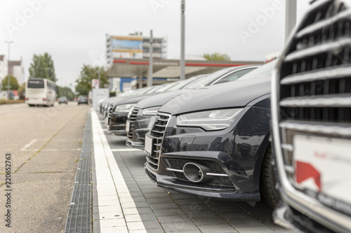 Gebrauchte Autos in einer Reihe auf einem Parkplatz