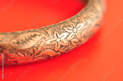 macro avec détail de motif floral sur un bracelet en métal