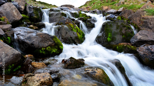 en bas coule une rivière